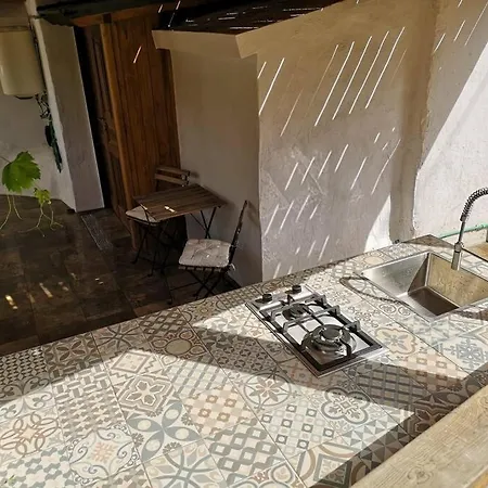 Souterrain Fuer Max 2 P., Bad, Aussenkueche, Garten 아파트